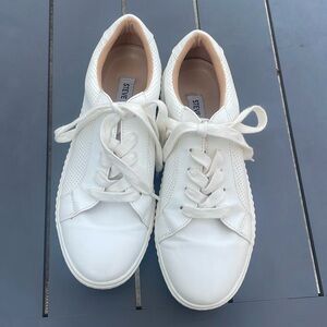 Women’s serve Madden white leather tennis shoes.